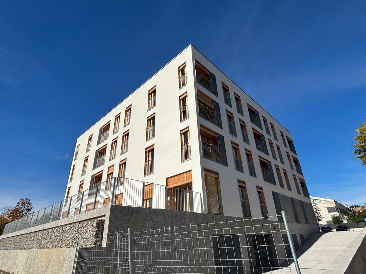 L’edifici s’ubica en un entorn completament equipat, a tocar d’escoles, equipaments esportius, comerços i serveis sanitaris