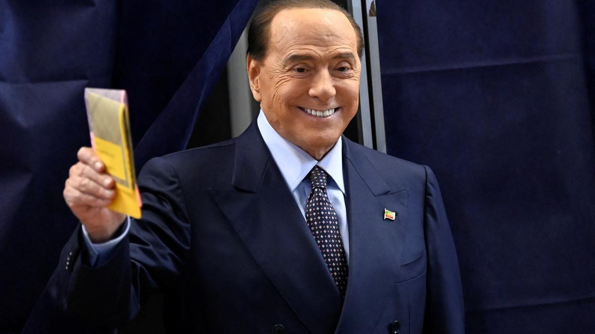 El líder del partido Forza Italia, Silvio Berlusconi, emite su voto en un colegio electoral en Milán.