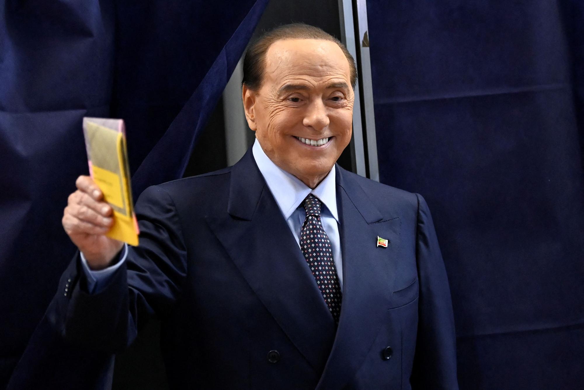 El líder del partido Forza Italia, Silvio Berlusconi, emite su voto en un colegio electoral en Milán.