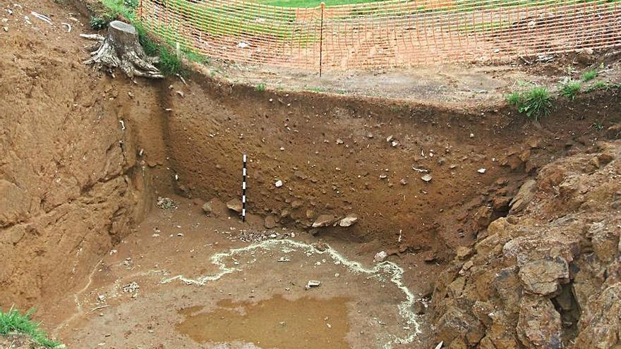 Fosos defensivos no lado sur da croa do castriño.