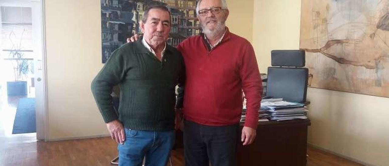 Pazos entregó ayer el pin institucional a Antonio Broullón. // G.N.
