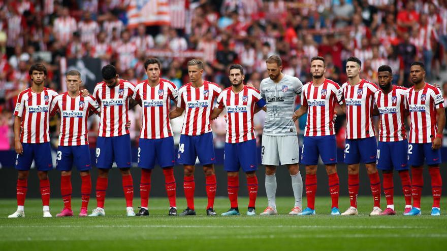 Jugadores del Atlético de Madrid guardan un minuto de silencio en un partido del inicio de temporada