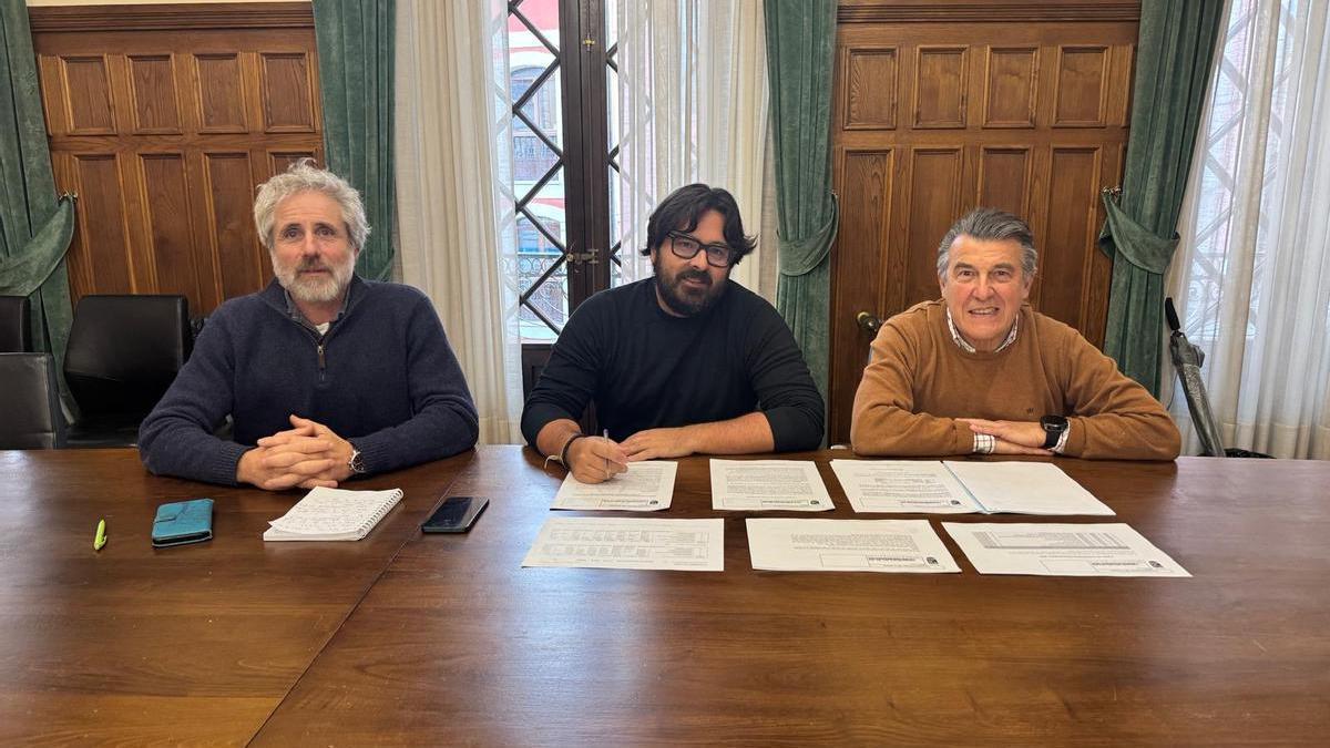 Por la izquierda, Xuan Valladares, Enriquen Riestra y Juan Carlos Armas, este viernes, durante la presentación del Presupuesto para 2026.