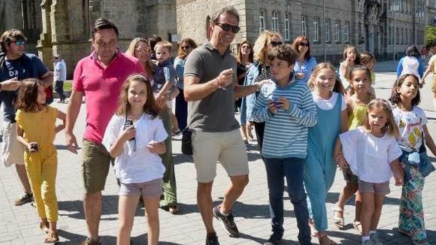 Familias de turistas en plaza de España. // Rafa Vázquez