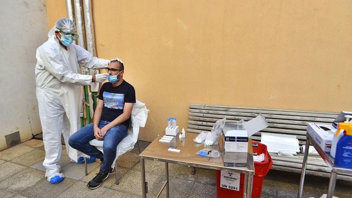 Realización de test de antígenos en el Barrio Peral de Cartagena.