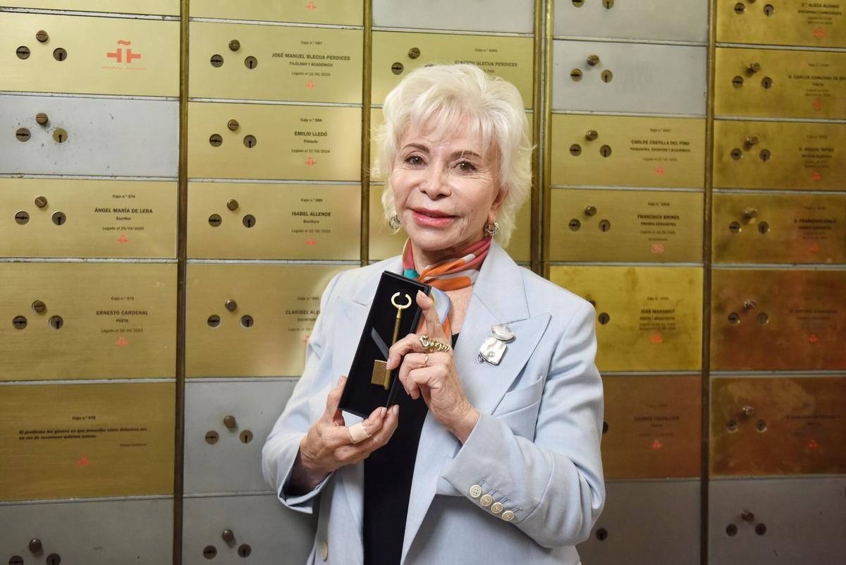 La escritora Isabel Allende deposita su legado en la Caja de las Letras del Instituto Cervantes, a 22 de mayo de 2025, en Madrid (España). La Caja de las Letras del Instituto Cervantes ha recibido el legado de la autora chilena Isabel Allende, una de las escritoras más influyentes de la literatura en lengua española, con más de 73 millones de ejemplares vendidos y obras traducidas a 42 idiomas. De esta manera el Instituto Cervantes reconoce la trayectoria literaria y el compromiso con la difusión del español de la autora. 22 MAYO 2025 Fernando Sánchez / Europa Press 22/05/2025. ISABEL ALLENDE;Fernando Sánchez