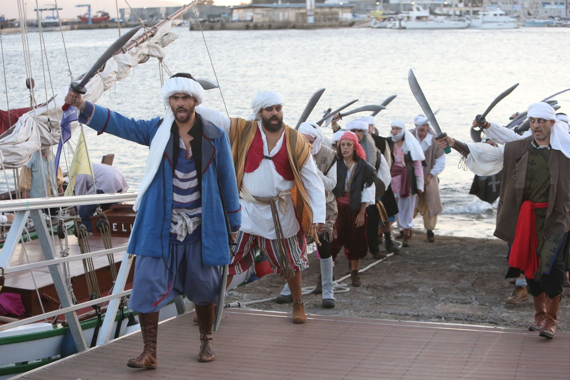 REPRESENTACION TEATRAL DE LA INVASION TURCA DEFENSA DA VILA POR LAS CALLES DE CANGAS