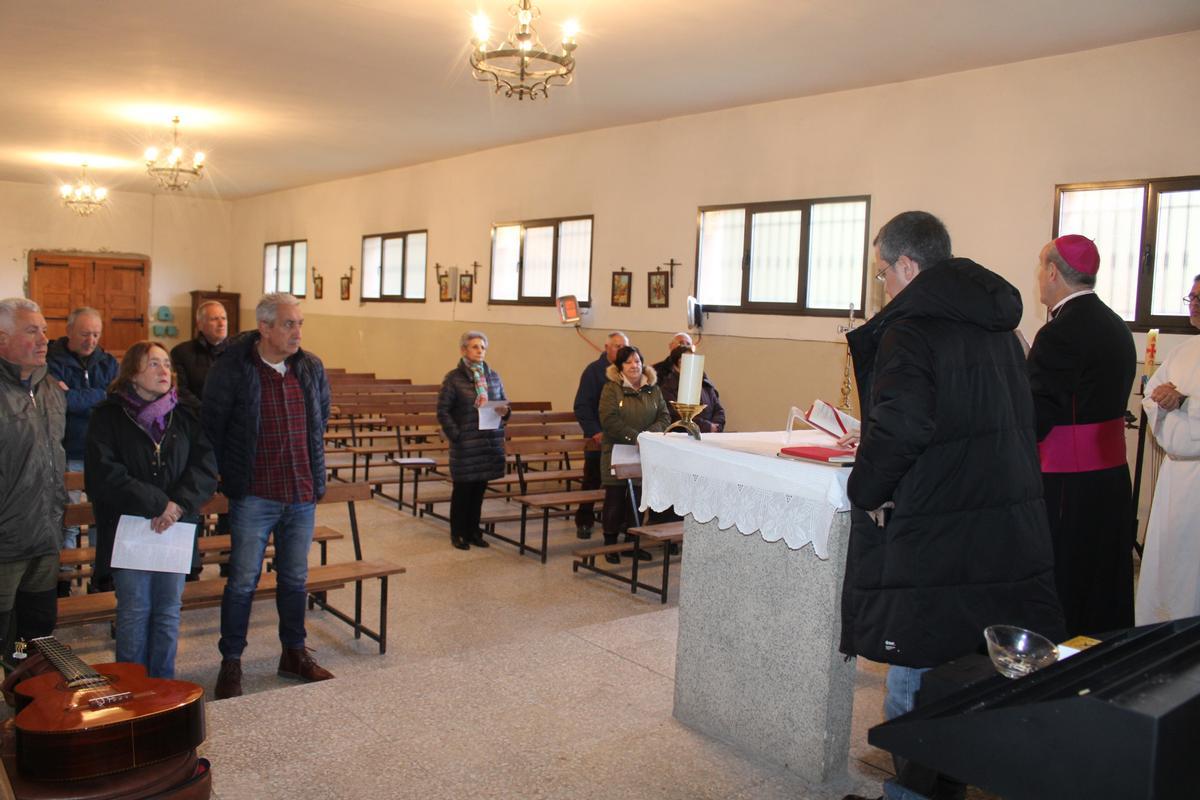 GALERÍA | El obispo visita Villanueva de la Sierra y As Hedradas