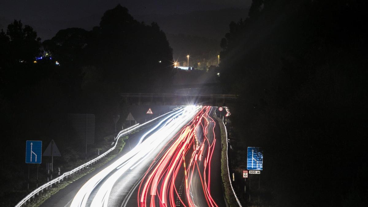 TRAFICO DE COCHES EN LA VARIANTE, EN UNA IMAGEN NOCTURNA.