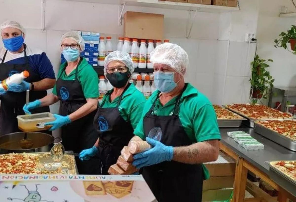 Voluntarios de la Asociación de Mayores de El Burgo, en un comedor social de Málaga durante la pandemia. | L.O