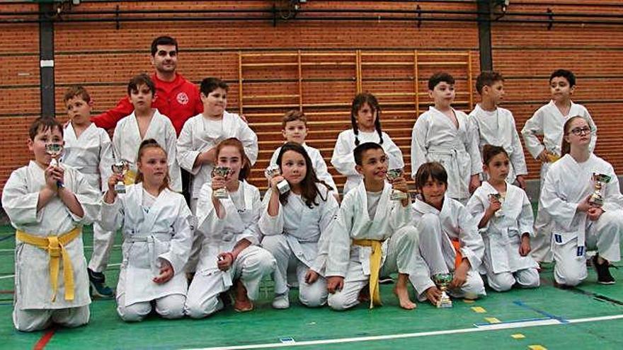 Los karatecas del club benaventano posan con sus trofeos.