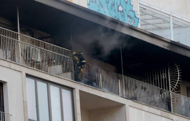 FOTOS | Susto en Palma: sanitarios atienden a cinco vecinos tras el incendio de un edificio en Avenidas