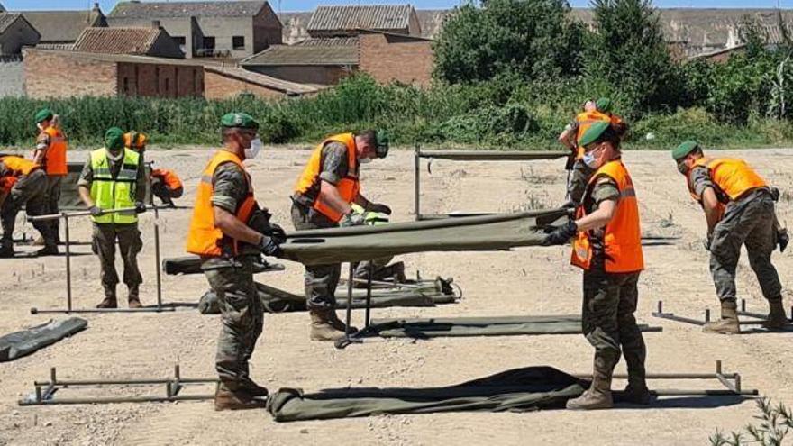 Militares trabajan en habilitar el pabellón de Albalate de Cinca para confinados