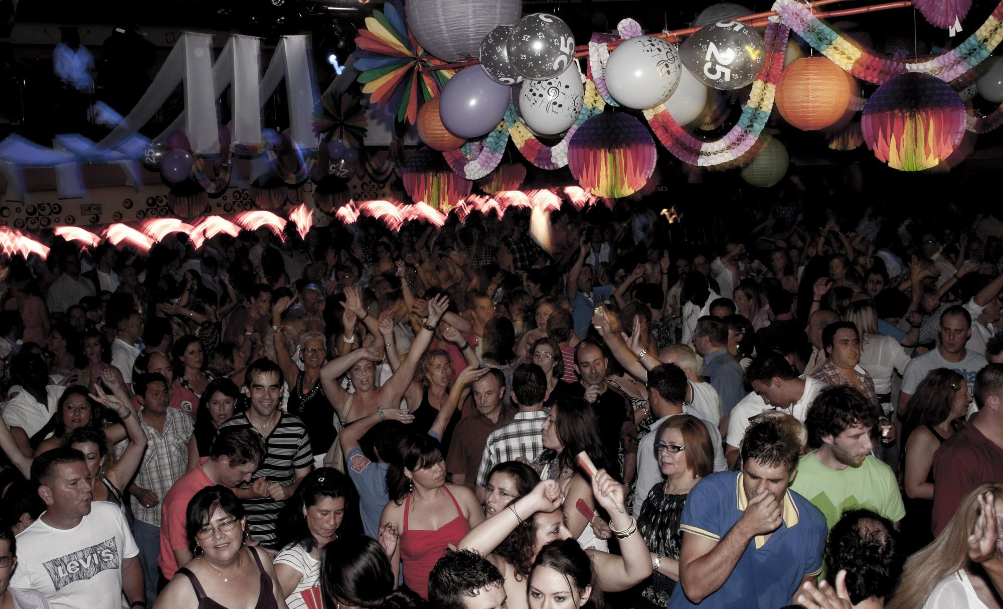 Cierra la discoteca Estilo de Oviedo: un recorrido fotográfico por sus 35 años de historia