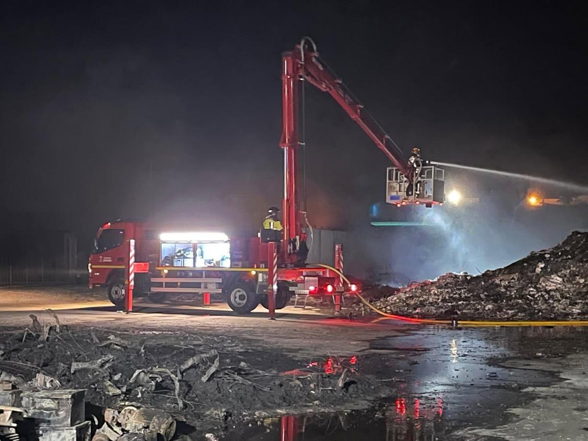 Labores de prevención de los bomberos de la Diputación durante la noche.