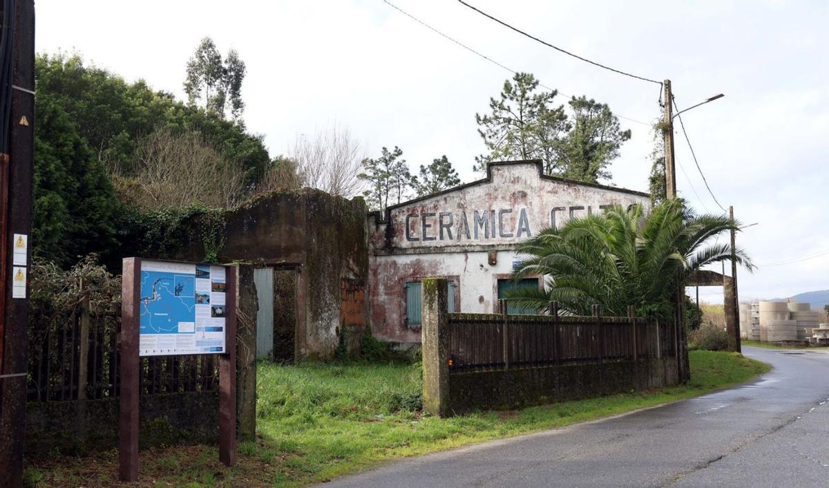 La vieja nave de Cerámica Celta, en Pontecesures. |  Noé Parga | PARGA