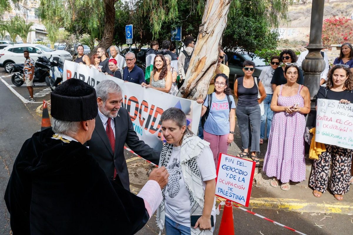 A pro-Palestinian group arriving at the University of Las Palmas de Gran Canaria.