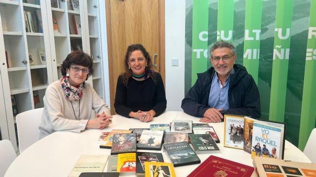 La alcaldesa de Tomiño recibe la donación de manos de los representantes de Poleiro, con Rita Alonso a la izquierda.