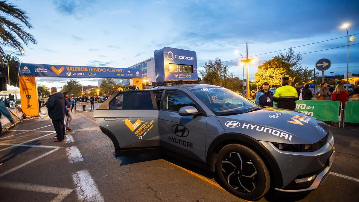 Un Hyundai Ioniq 5 fue el encargado de abril la carrera del Medio Maratón de València.