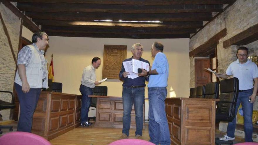 El alcalde de Puebla, en el centro, conversa con un concejal al término del pleno.