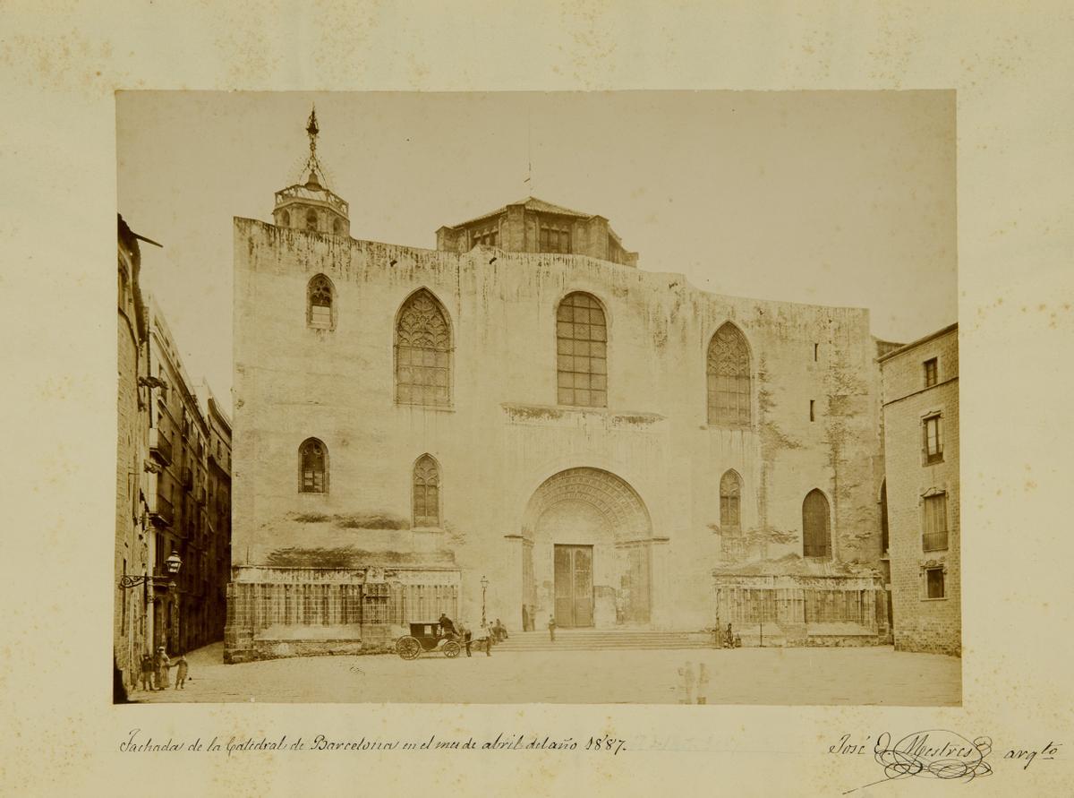 9 Catedral de Barcelona. Façana principal, abril del 1887.AFB. Autoria desconeguda.jpg