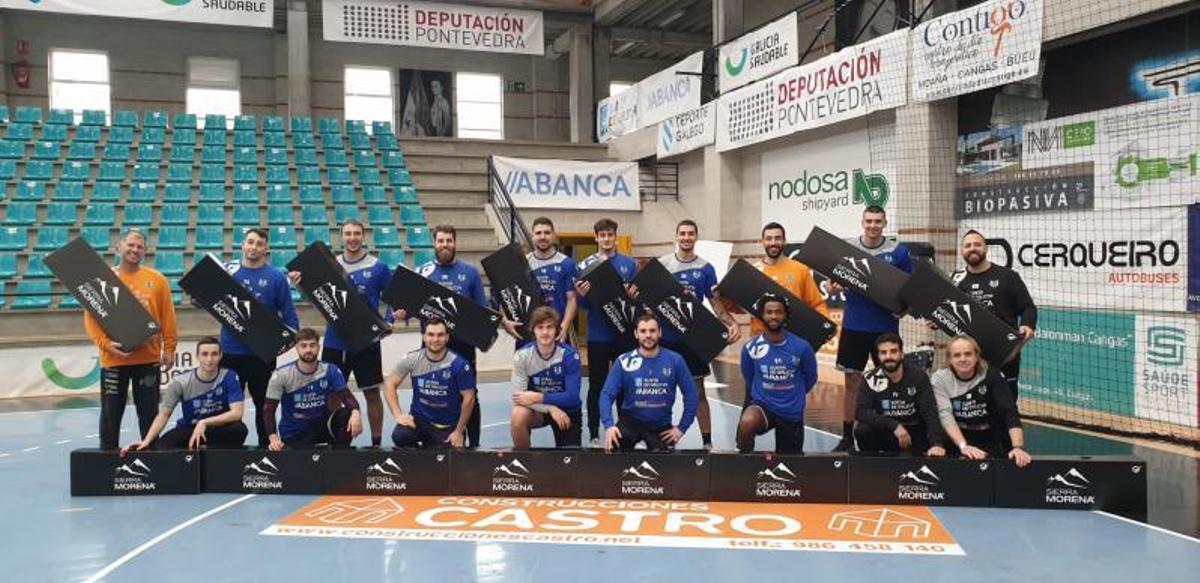 La plantilla del Cangas con el aguinaldo de Construcciones Castro.