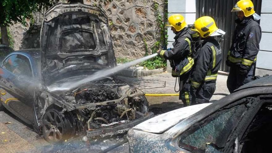 Bomberos sofocan el fuego que calcinó el vehículo.