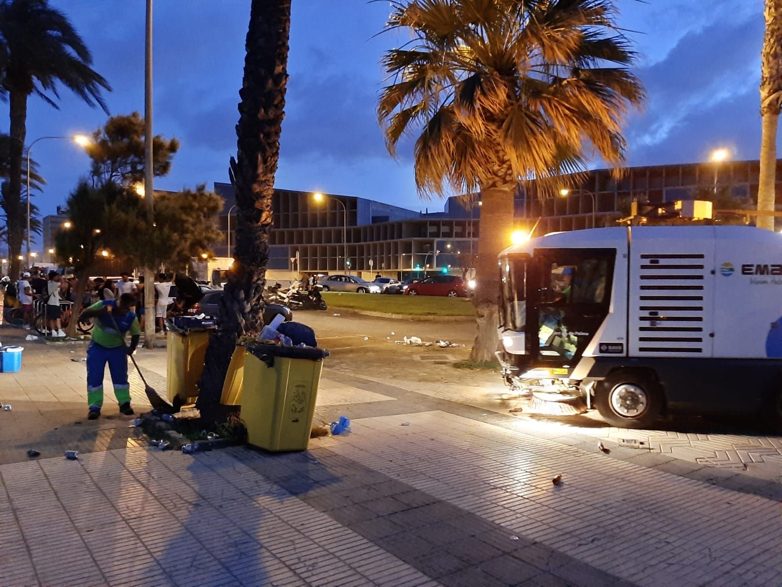 Recogidas 13 toneladas de basura en las playas de Palma la Nit de Sant Joan