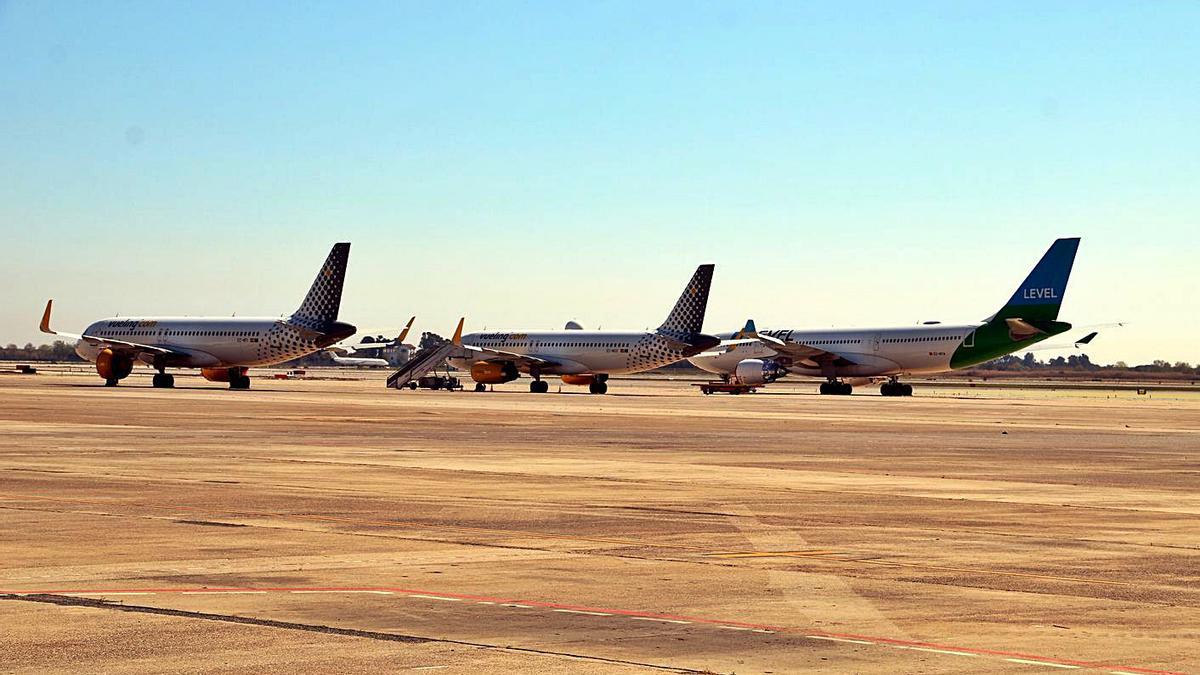 Dos avions estacionats davant la T-2 del Prat | ARXIU/ACN