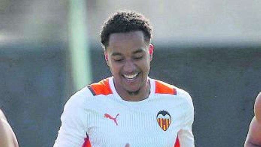 Hélder Costa, sonriente, en el entrenamiento del Valencia. | F.CALABUIG