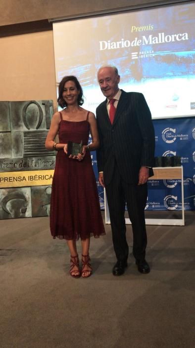 Dora Romaguera recibe el Premi Diario de Mallorca de Investigación 2018. Se lo entrega Francisco Conrado, consejero de Editora Balear