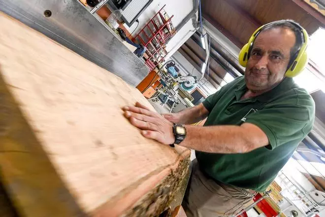 El Aserradero del Cabildo duplica su actividad tras los incendios para reponer el mobiliario rural quemado