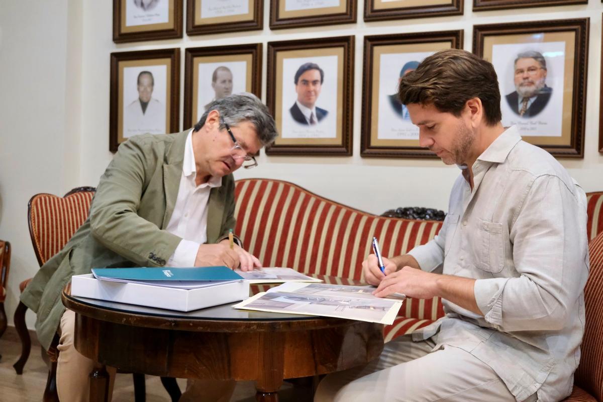 Luis Sánchez y Fernando Priego firman el convenio sobre vivienda.