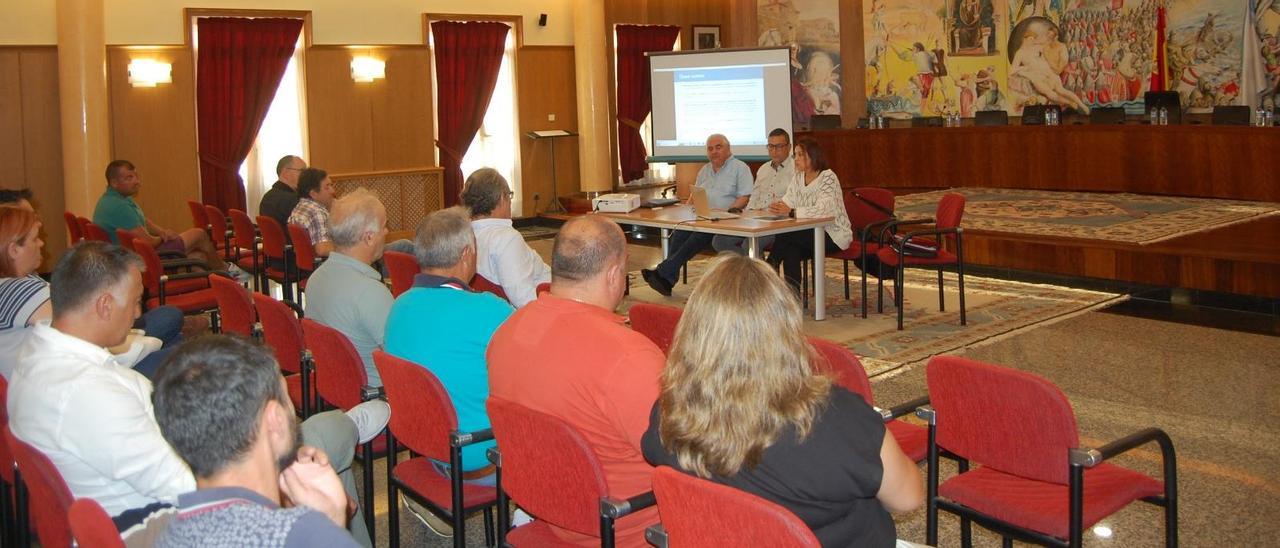 Reunión de los empresarios con la Plataforma de Afectados por las Comunidades de Montes.