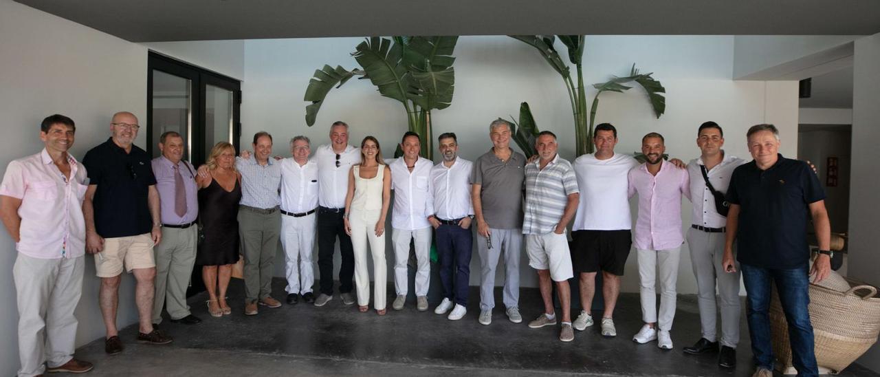 Los miembros de la nueva junta de la Asociación de Hoteleros de Sant Antoni y Bahía.