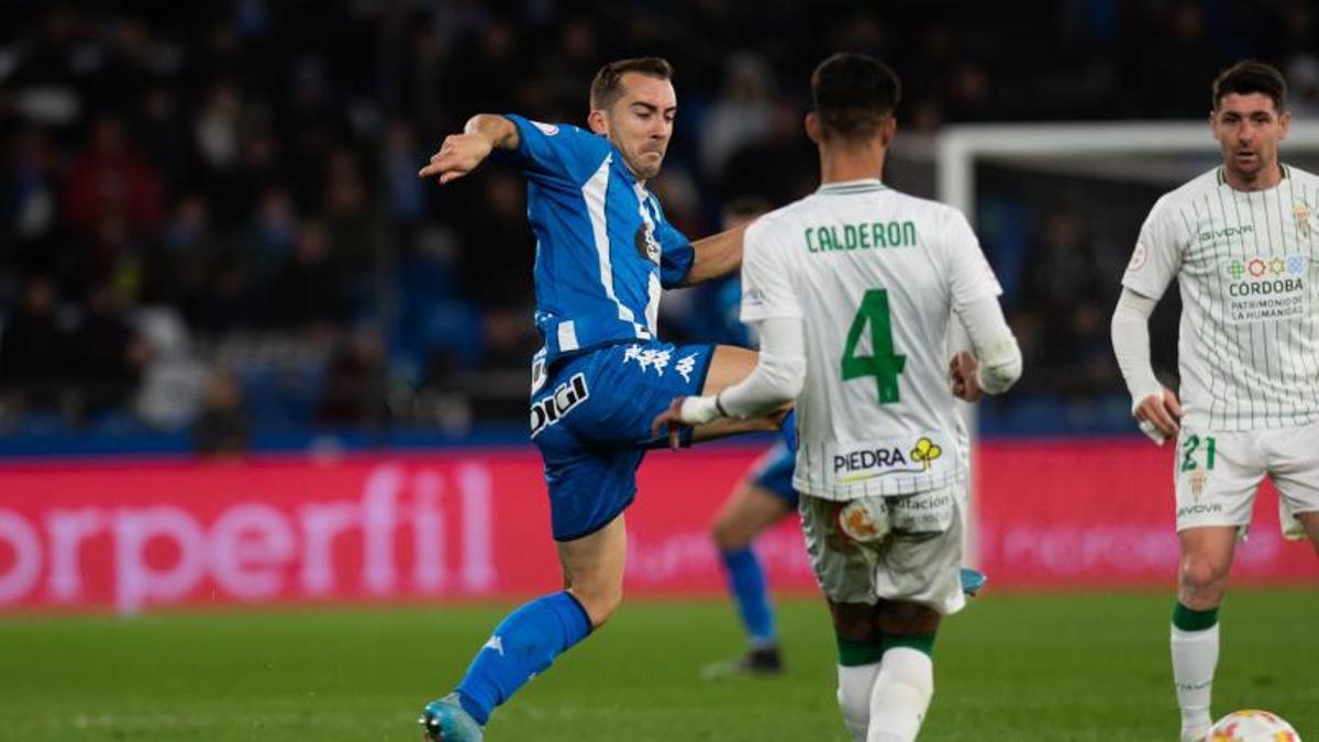 Rubén Díez, en pugna por el balón. |  // CASTELEIRO / ROLLER A.