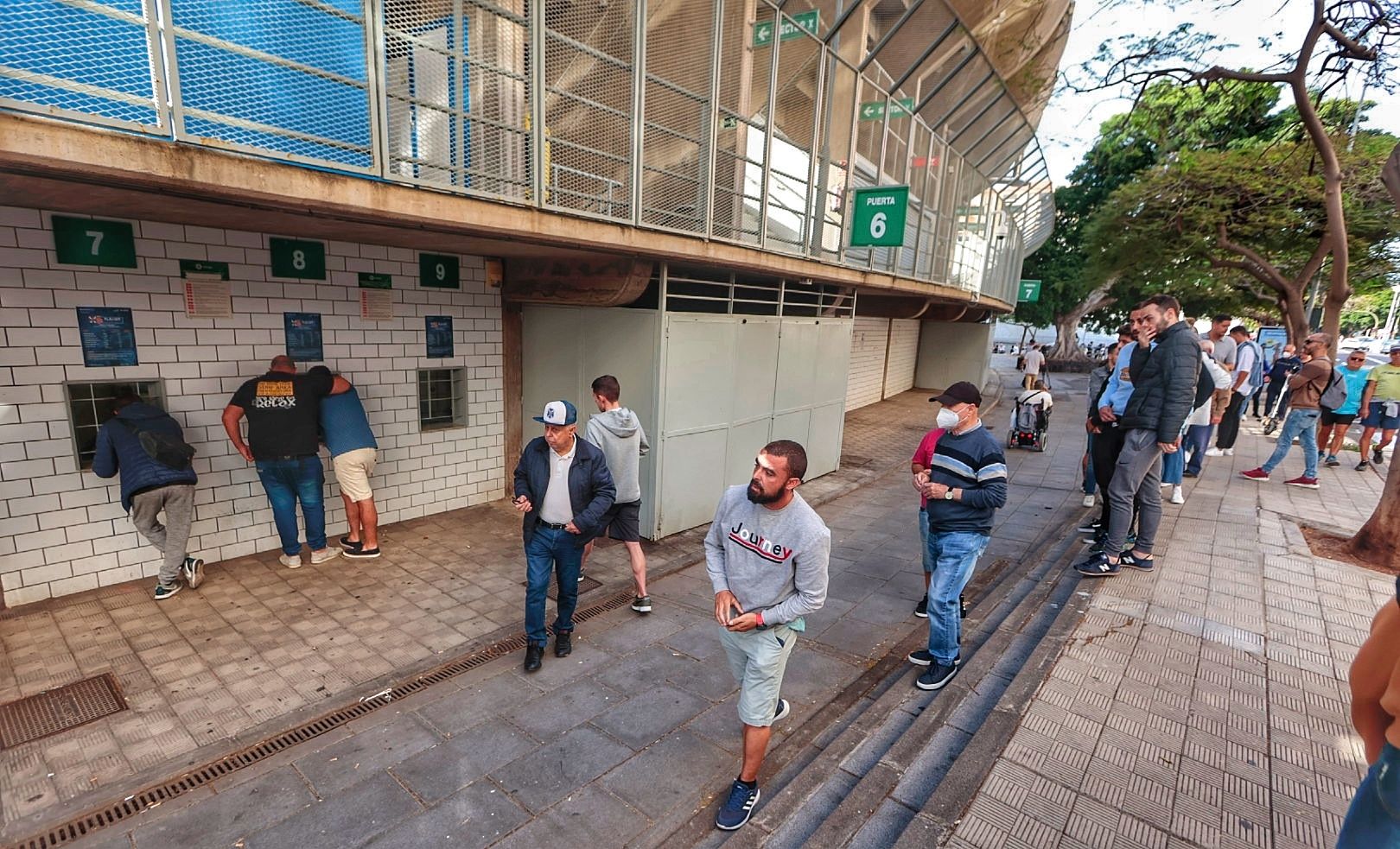 Colas para una entrada del Tenerife - Girona