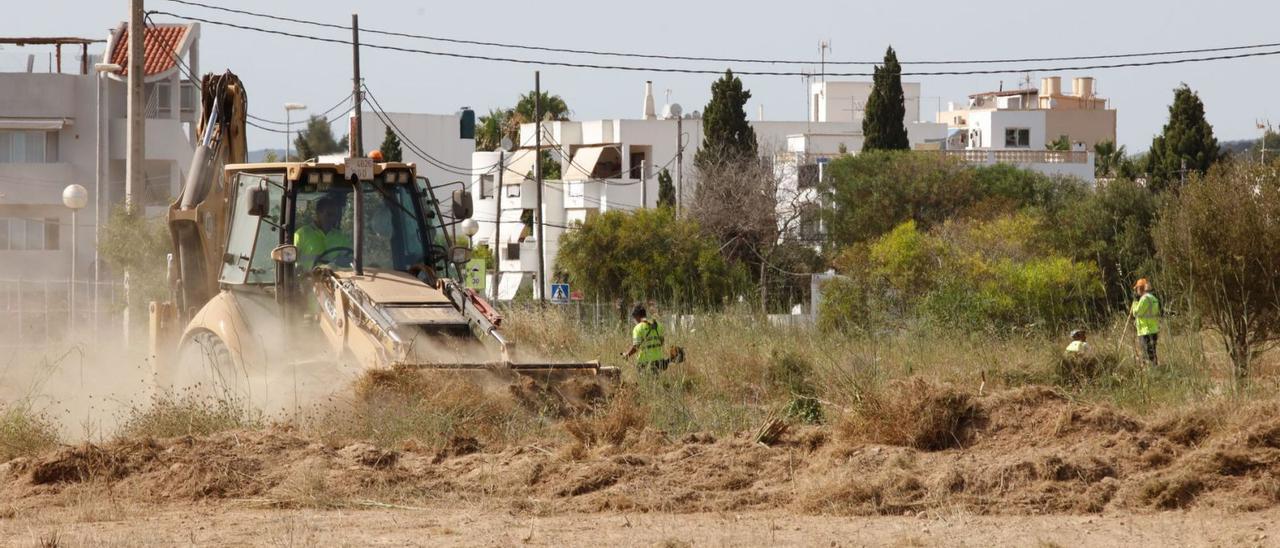 Una máquina realiza movimientos de tierra en el solar del hospital para la excavación arqueológica, en una imagen de archivo. | J. A. RIERA