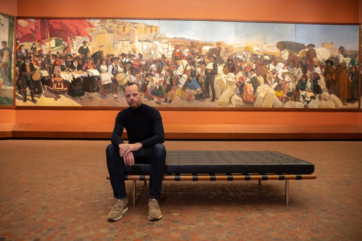 Guilleume Kientz en 2022 ante uno de los paneles de Visión de España en la Hispanic Society.