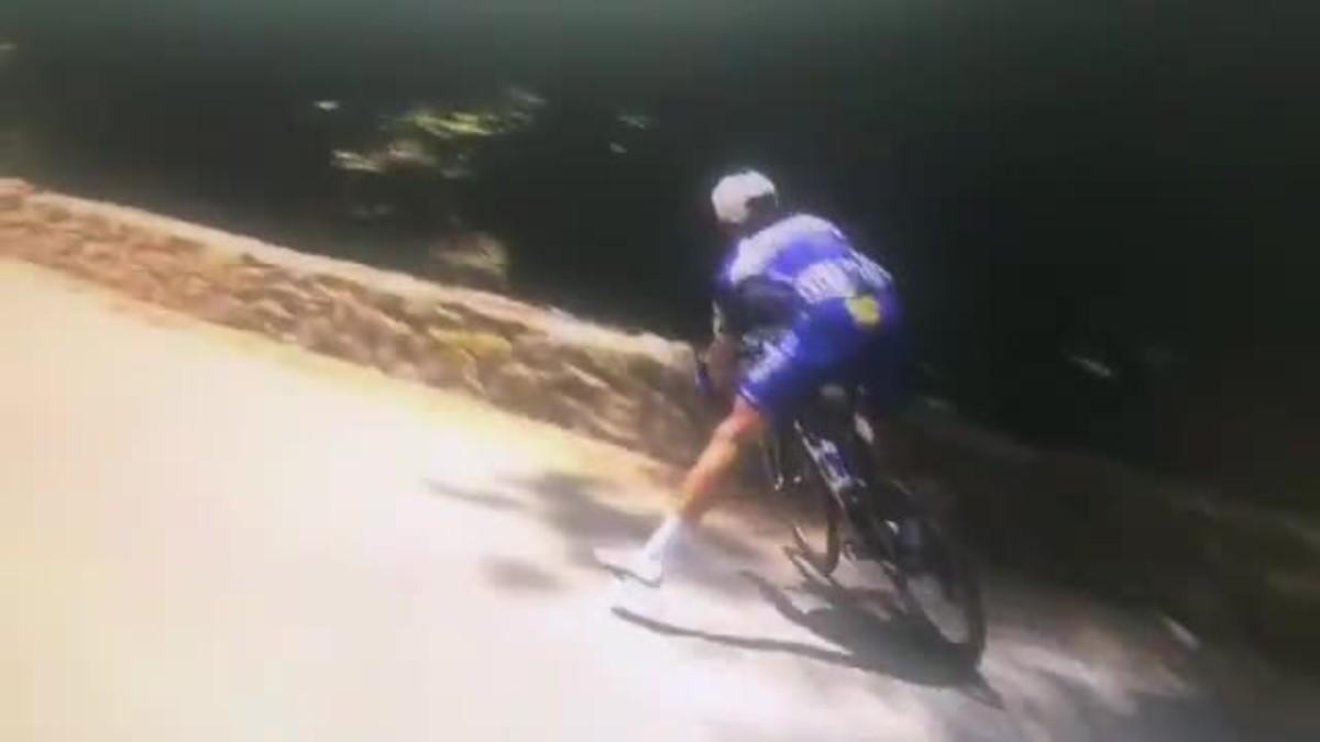 Impactante caída de Philippe Gibert por un barranco en el Tour.