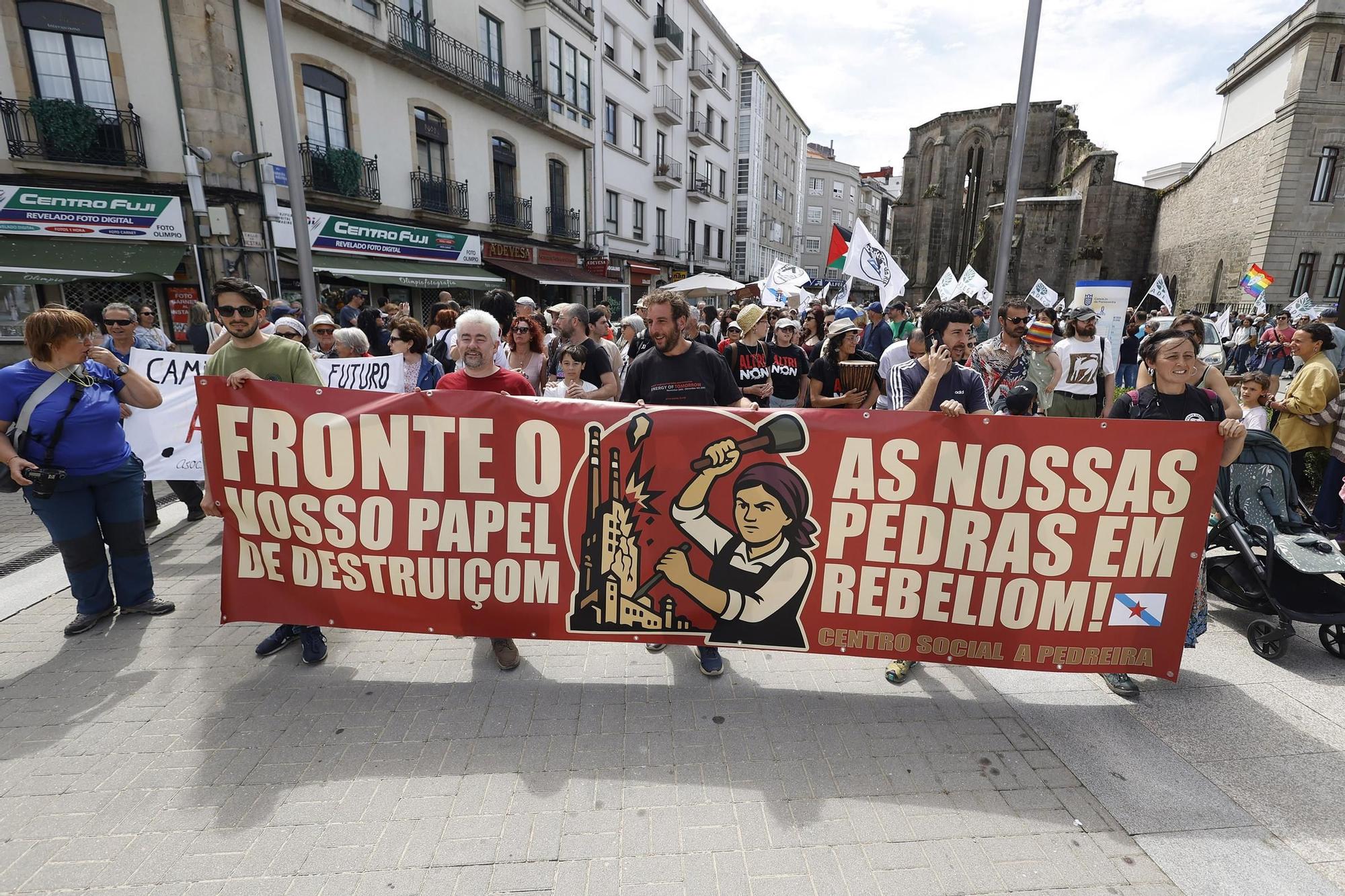 Miles de gallegos marchan de Pontevedra hasta Lourizán en protesta por las celulosas de Ence y Altri