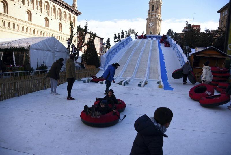 Ambiente navideño en la Plaza del Pilar