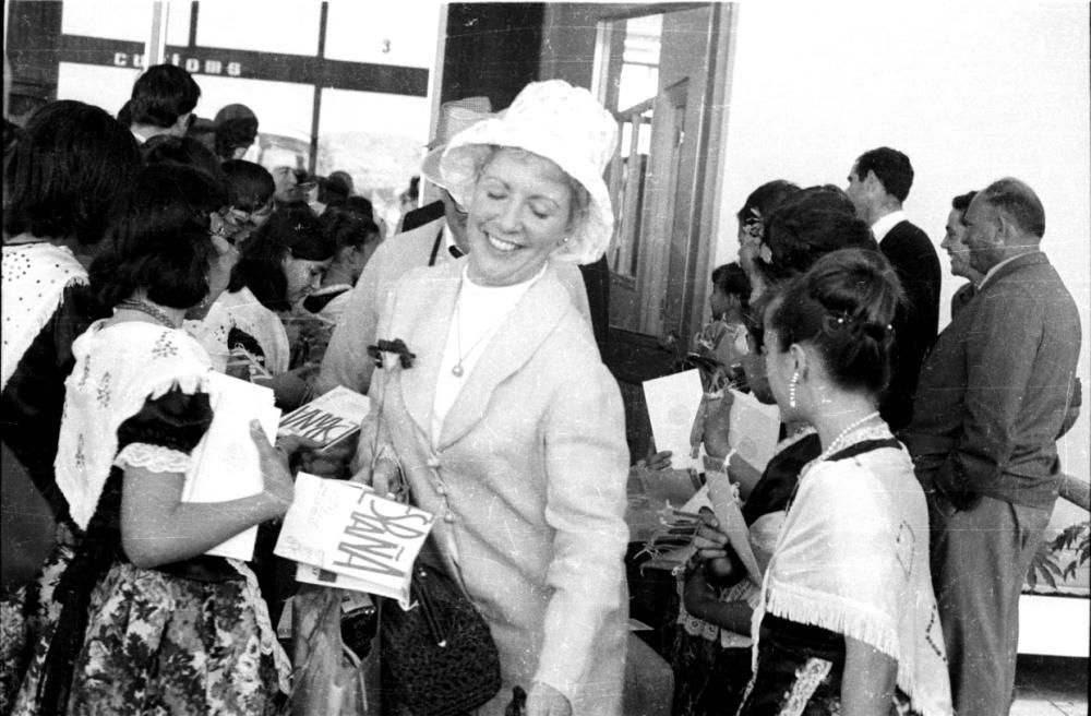 Los aviones llegaban aquellos primeros años repletos de turistas con los 'looks' de aquella época, como en esta imagen de 1976 de pasajeros bajando por la escalerilla de un avión