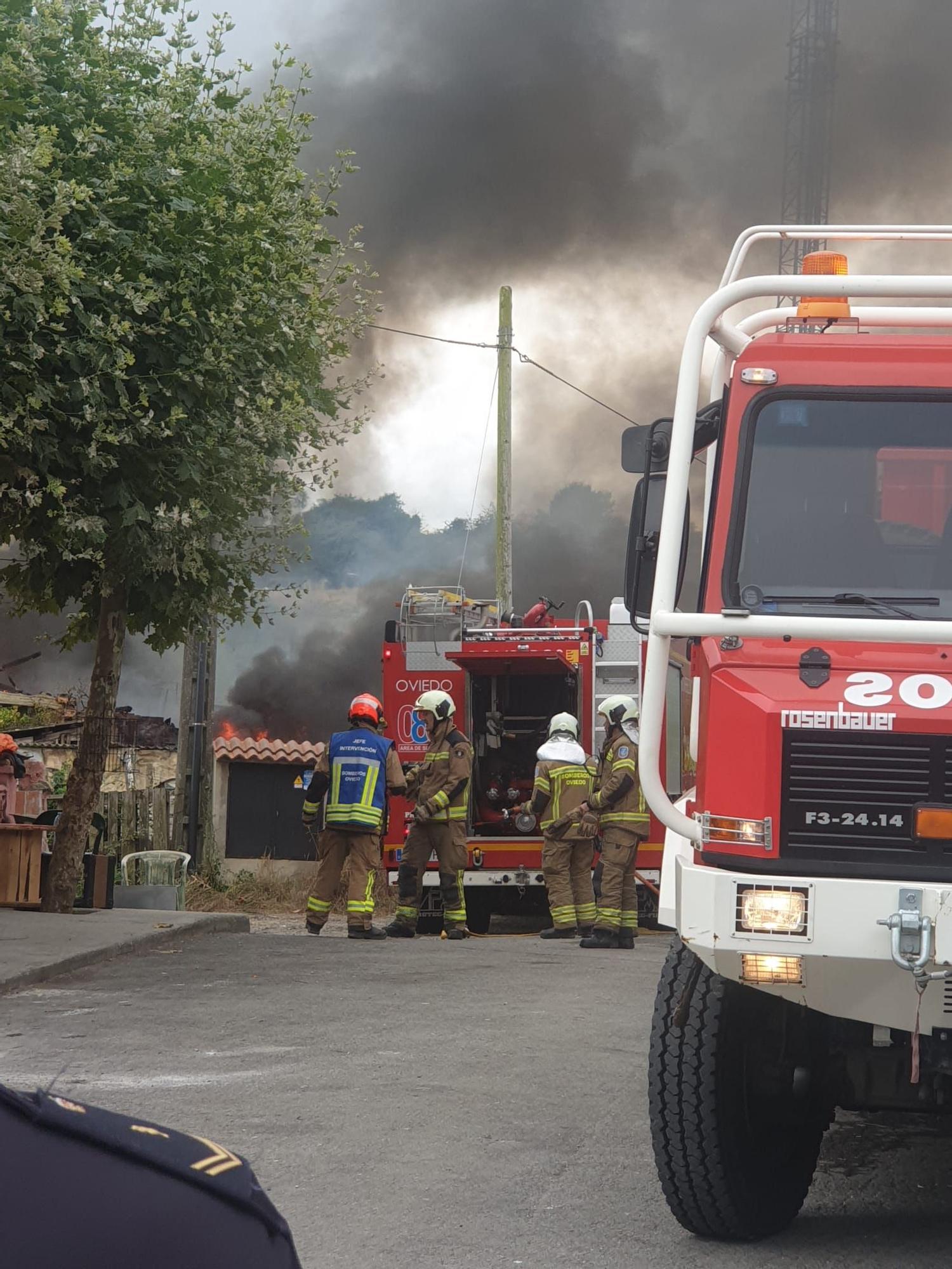 Aparatoso incendio en La Tenderina