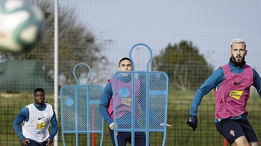 Por la izquierda, Neftali, Djurdjevic y Álvaro Vázquez, a la espera de rematar a puerta.