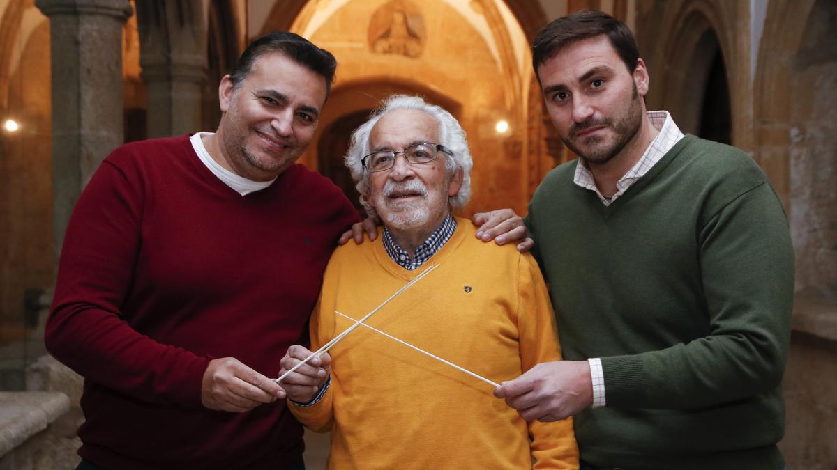 Antonio Luis Súarez, a la izquierda, con su padre y su hermano Jorge.