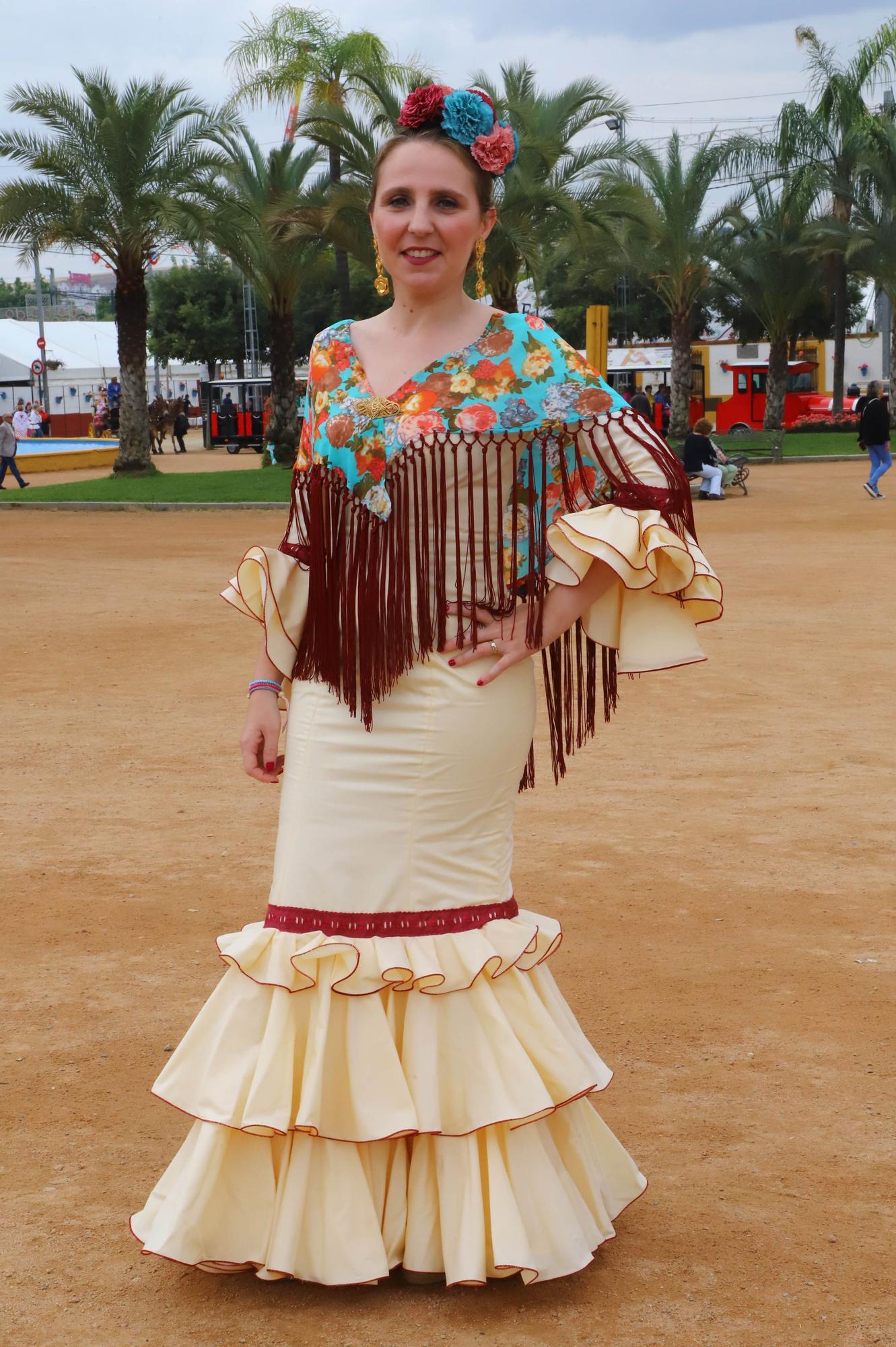 Trajes de gitana en El Arenal el lunes de Feria