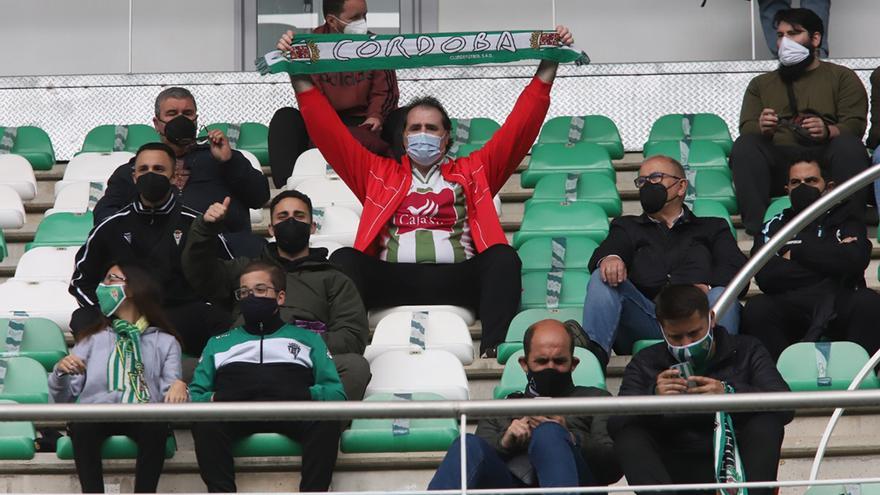 Aficionados del Córdoba CF en El Arcángel en el partido ante el Tamaraceite.