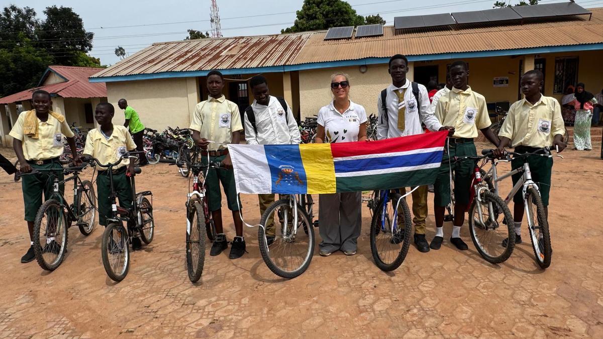 Sonja Arup rodeada de estudiantes que recibieron bicicletas.