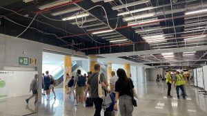 Pasajeros abandonan la planta de llegadas del aeropuerto de Palma.